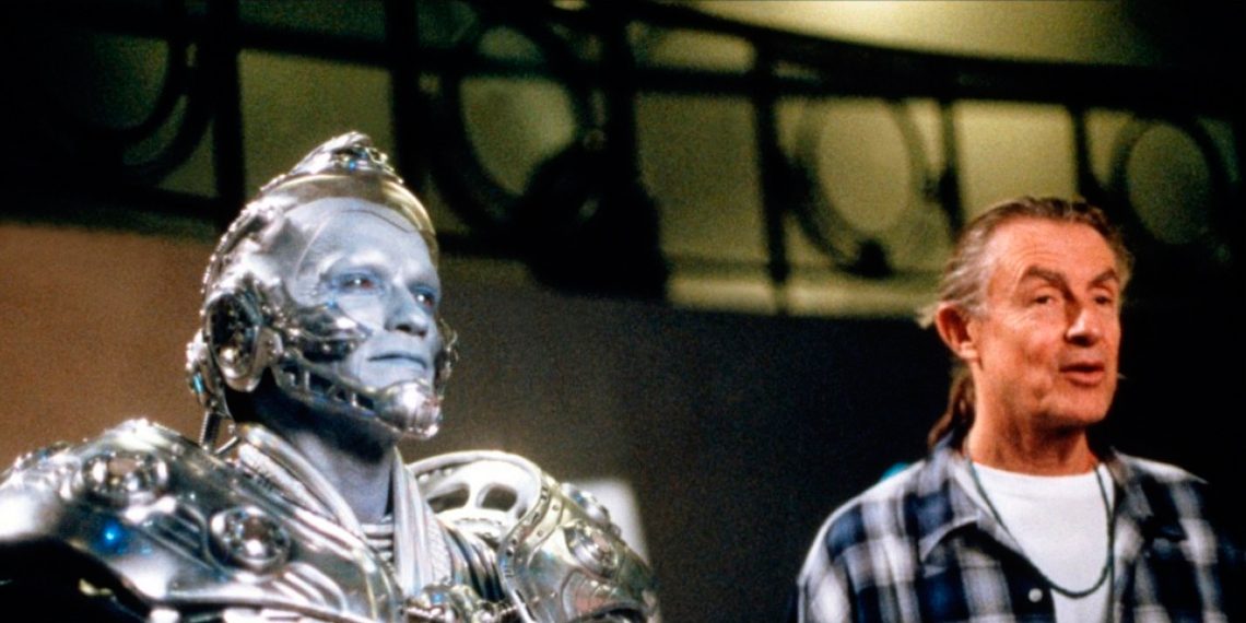 Joel Schumacher vedľa zamaskovaného Arnolda Schwarzeneggera pri nakrúcaní filmu Batman a Robin (1997)