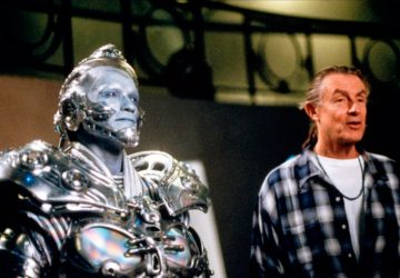 Joel Schumacher vedľa zamaskovaného Arnolda Schwarzeneggera pri nakrúcaní filmu Batman a Robin (1997)