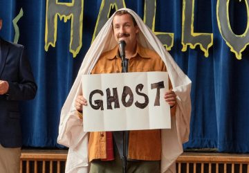 Adam Sandler vo filme Hubbieho Halloween © 2020 Netflix
