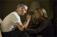 Tobey Maguire v úlohe Sama Cahilla a Natalie Portman ako jeho manželka Grace Cahill vo vojnovej dráme Bratia (Brothers)