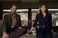 Billy Bob Thornton ako Policajt a Carla Gugino ako detektívka Cicero v krimidráme Faster (2010)