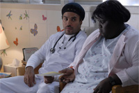 Lenny Kravitz ako ošetrovateľ John a Gabourey Sidibe ako Precious v dráme Precious