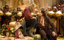 Ronald Pickup ako Sharaman a Jake Gyllehaal ako Dastan vo filme Princ z Perzie: Piesky času