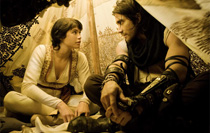 Gemma Arterton ako Tamina, Jake Gyllehaal ako Dastan vo filme Princ z Perzie: Piesky času