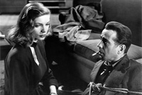 Humphrey Bogart ako Philip Marlow a Lauren Bacall ako Vivian v detektívke Hlboký spánok