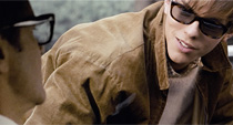 Colin Firth ako George Falconer a Nicholas Hoult ako Kenny v dráme Single Man (2009)
