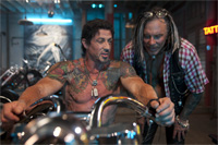 Sylvester Stallone ako Barney Ross a Mickey Rourke ako Tool v akčnom trileri The Expendables