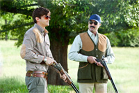 Ashton Kuther ako Spencer a Tom Selleck ako Jenin otec v romantickej komédii Vrahúni